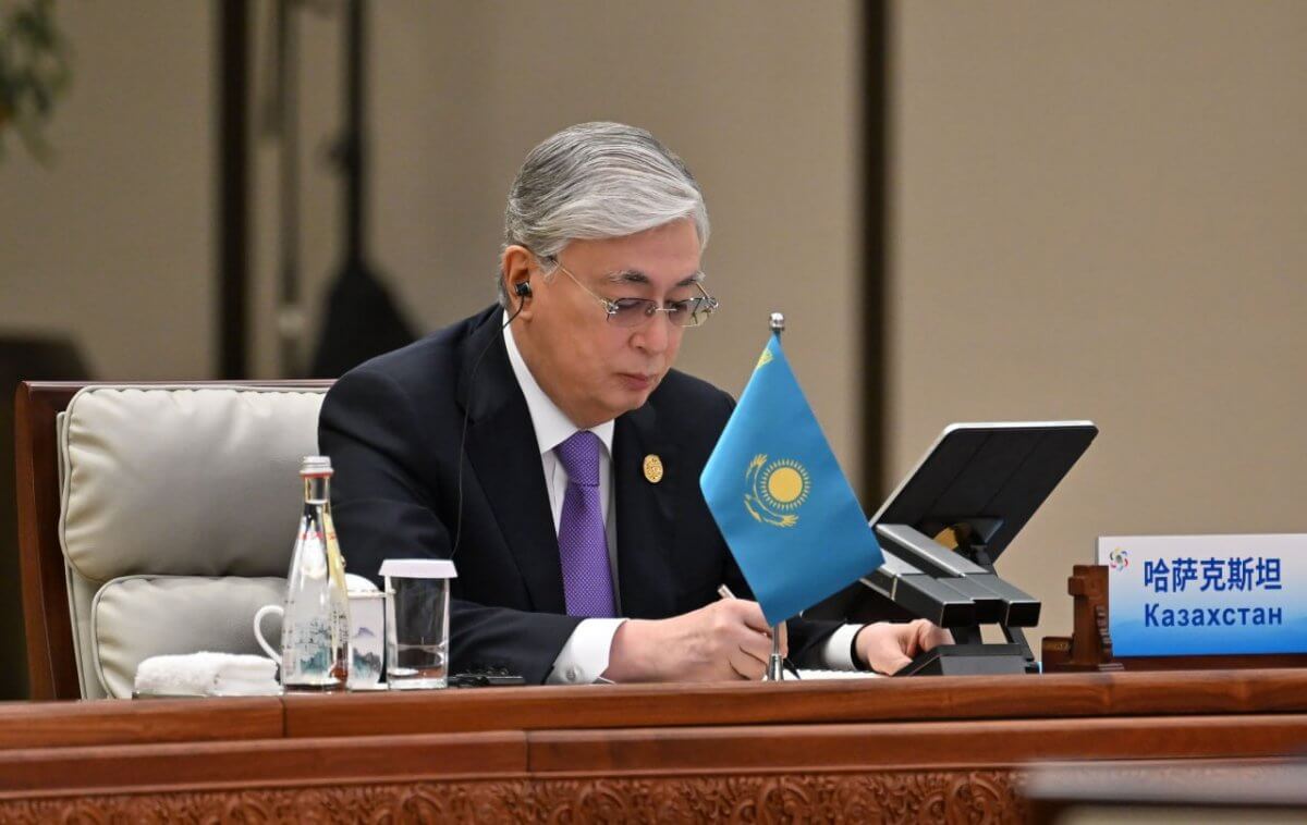 Токаев пригласил китайских партнеров к сотрудничеству на ТМТК