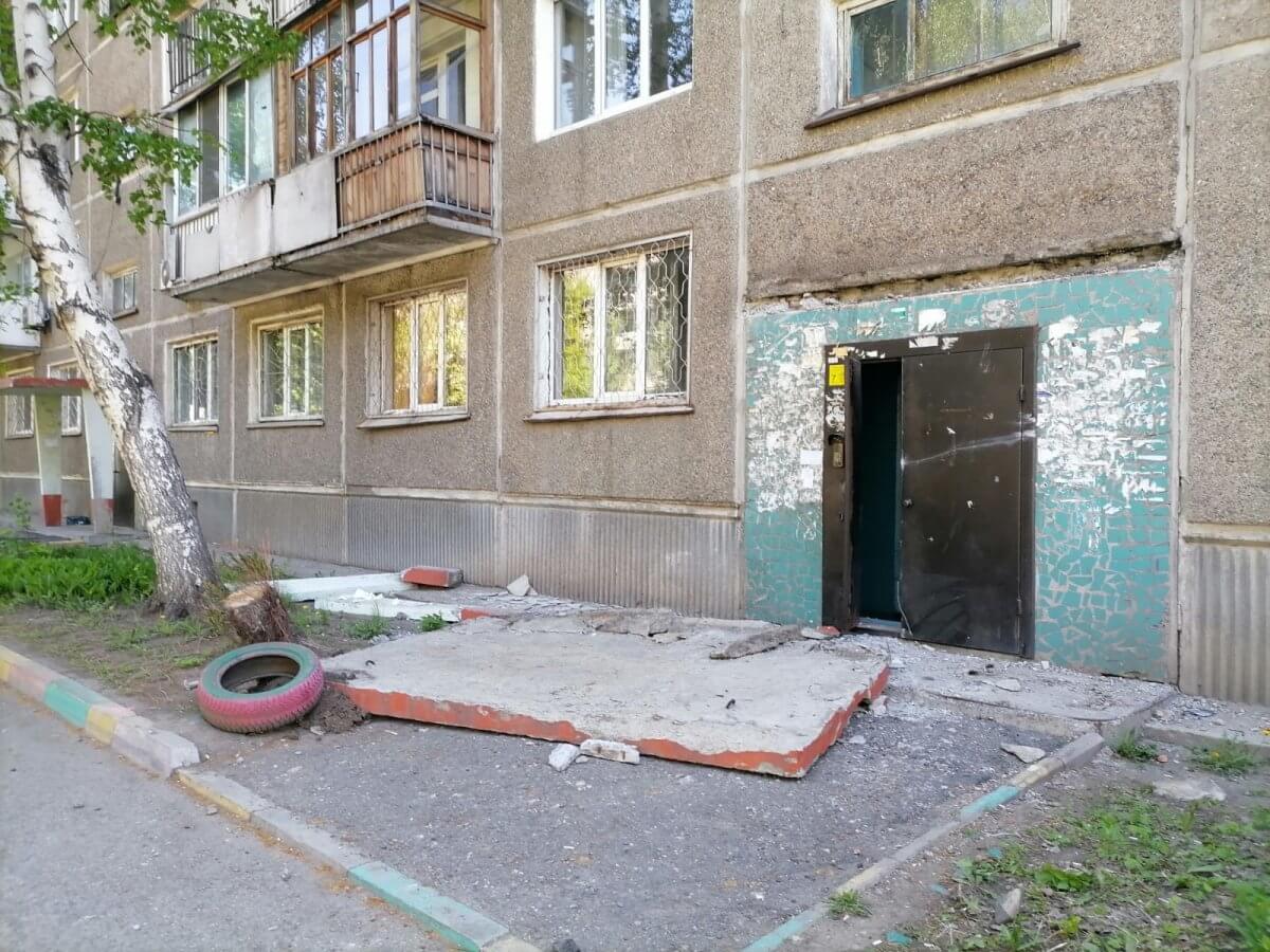 Уснувший за рулем водитель снес козырек подъезда в Усть-Каменогорске