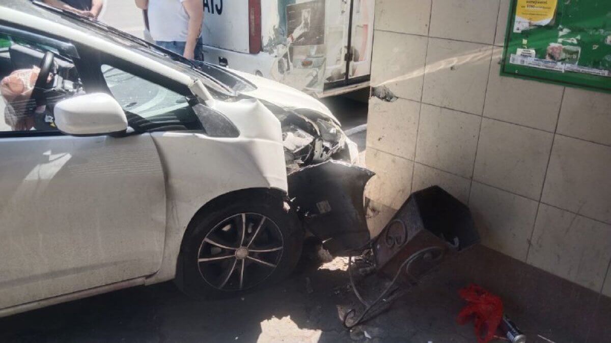 Автомобиль въехал в остановку с людьми в Петропавловске