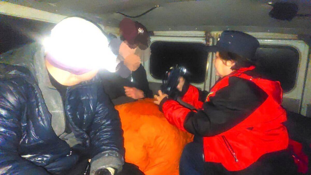 Трое туристов промокли и застряли в горах в окрестностях Алматы