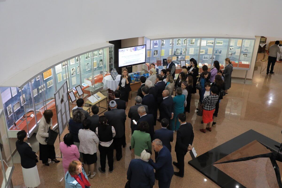 Библиотека Первого Президента передала архивные документы Музейно-мемориальному комплексу "АЛЖИР"