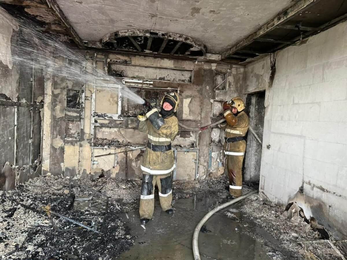 Семерых человек вытащили из пожара спасатели в Атырау