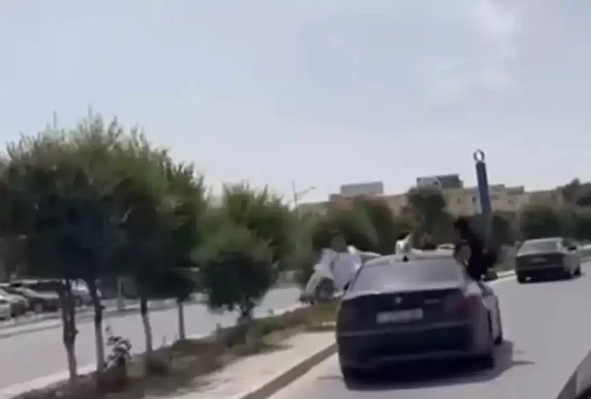Выпускники разъезжали по городу, высунувшись из окон авто в Жанаозене