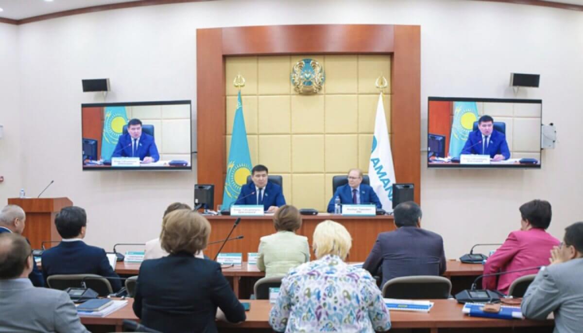 Люди получают в четыре раза меньше официальной средней зарплаты – депутат от AMANAT