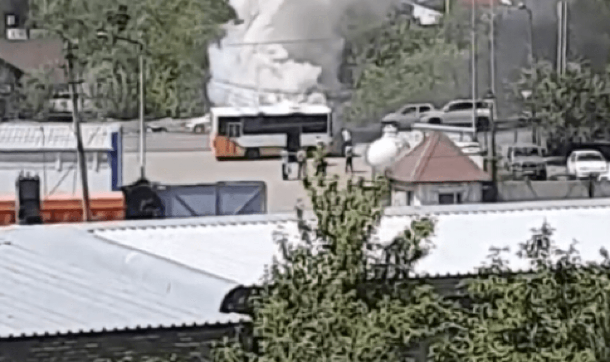 Автобус с пассажирами загорелся в Караганде (ВИДЕО)