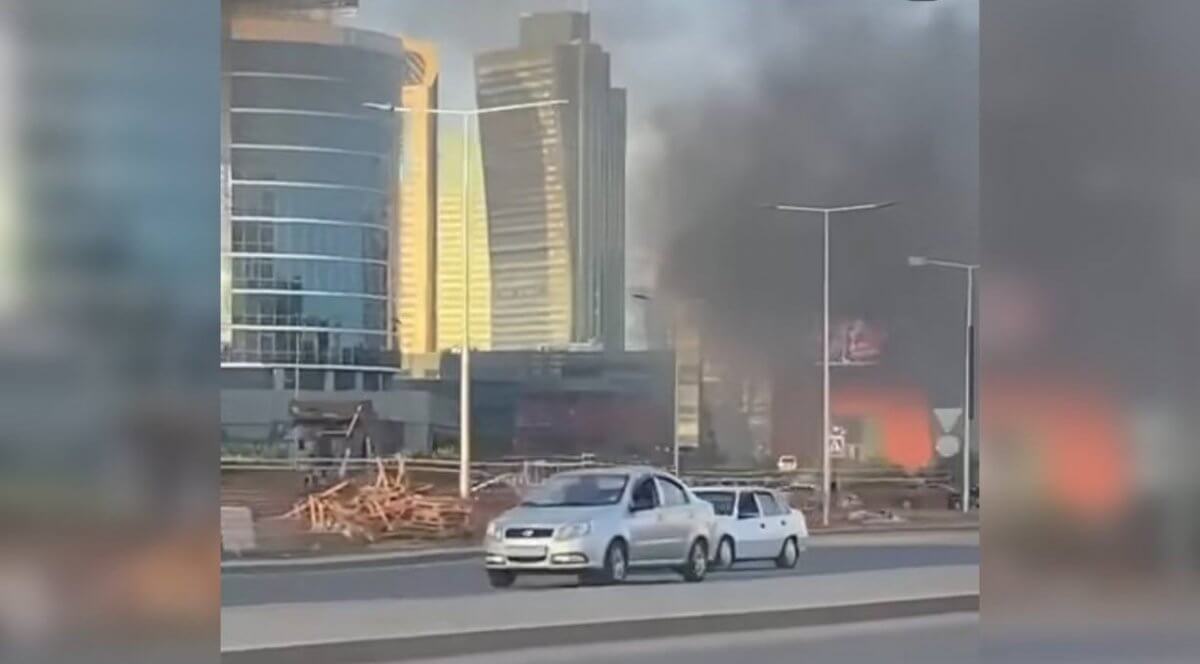 Пожар вспыхнул в торговом центре в Астане (ВИДЕО)