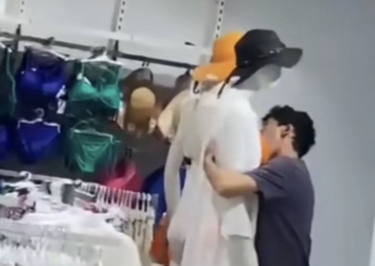 Целовал манекен: мужчину разыскивает полиция Астаны