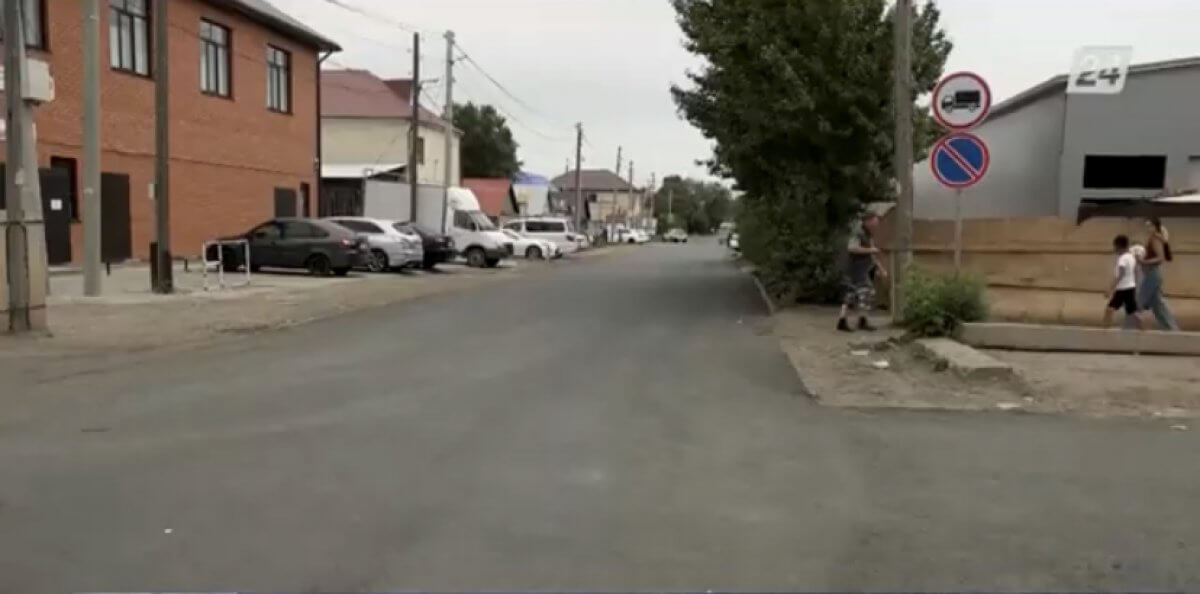 Не дождались: предприниматели своими силами заасфальтировали дорогу в Уральске