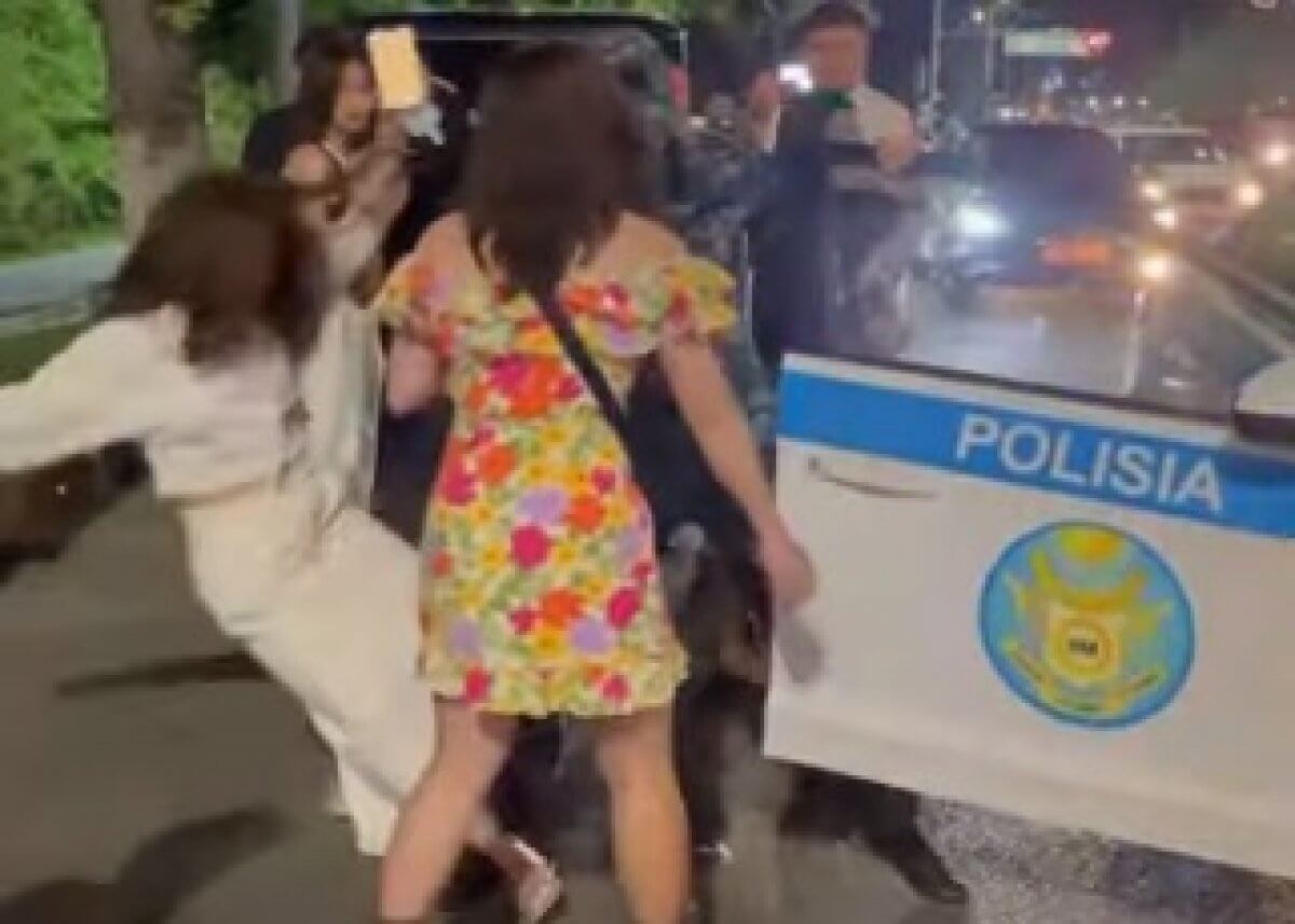 Толкнул и повалил на землю иностранку полицейский в Алматы (ВИДЕО)