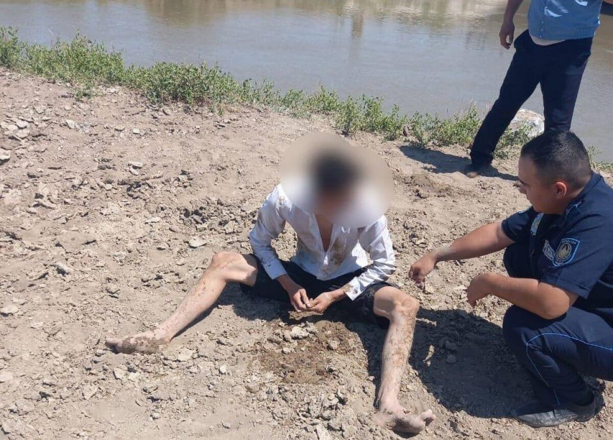 Тонущего парня спасли полицейские в Кызылординской области