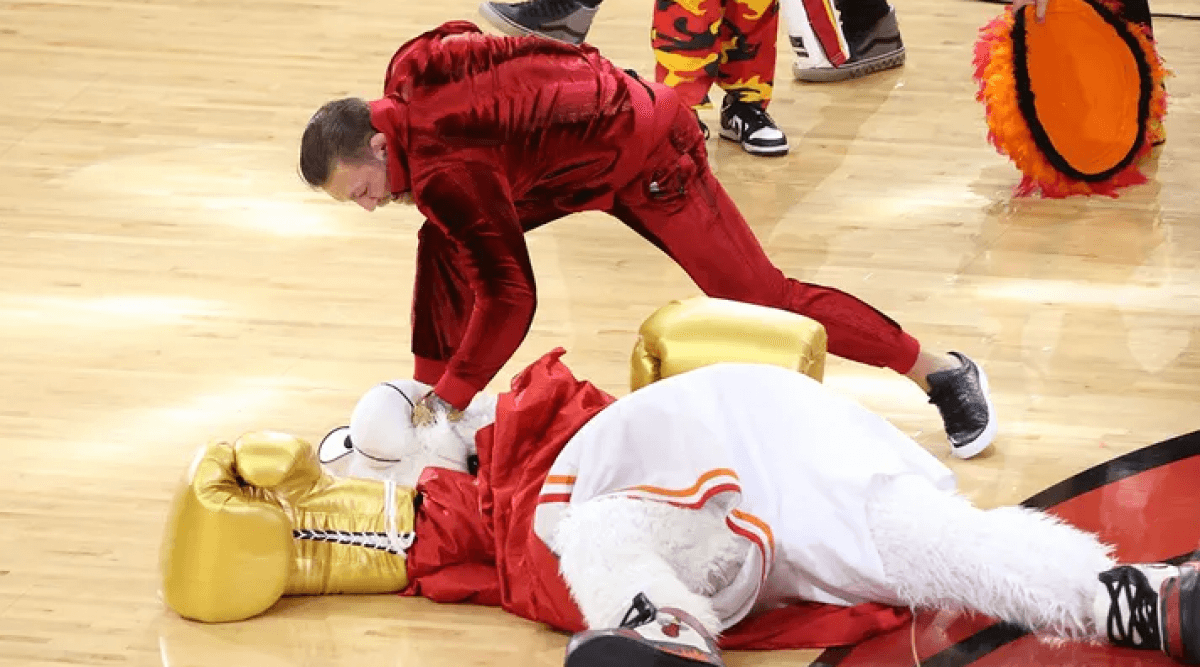 Маскот “Майами” попал в больницу после удара Конора Макгрегора