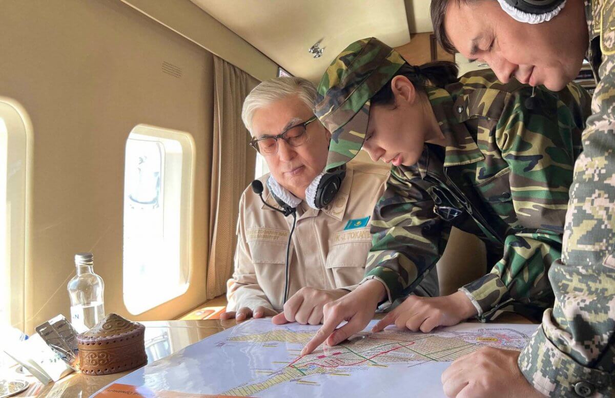 Президент с воздуха осмотрел пострадавшие от пожара территории в Абайской области