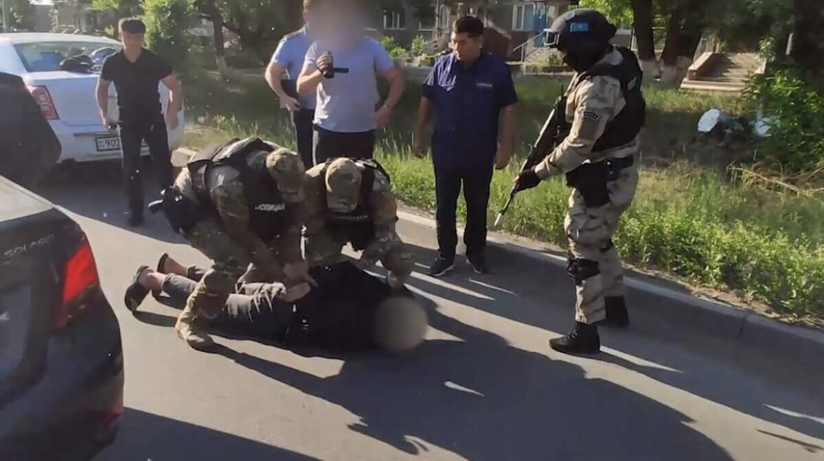 Спецоперацию по задержанию банды вымогателей провели силовики в Бурабае (ВИДЕО)