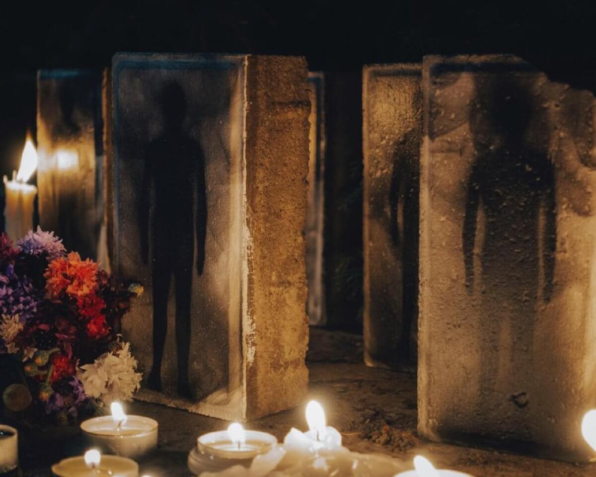 Инсталляция памяти погибших в пожаре лесников Абайской области появилась в Алматы