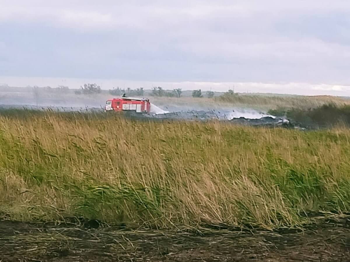 Пожарные продолжают тушить сухостой под Астаной