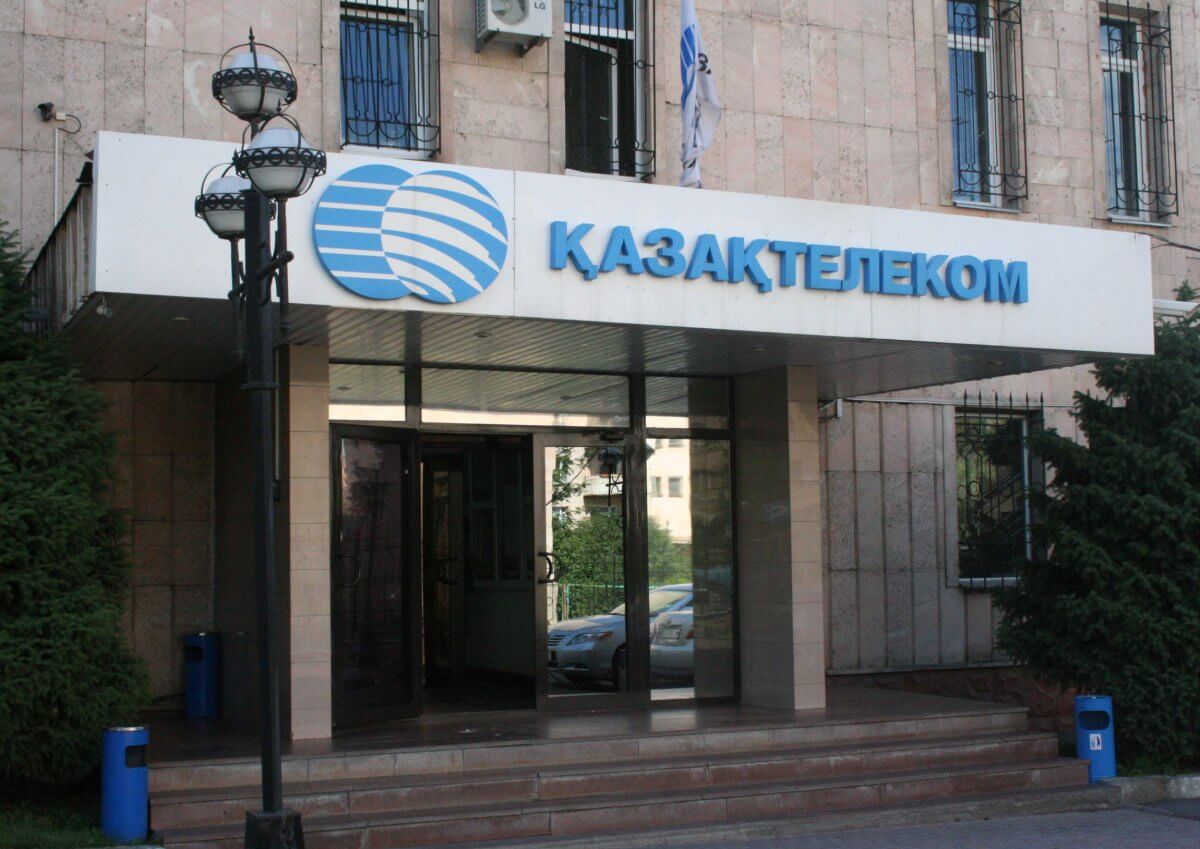Навязывание услуг абонентам выявили в работе "Казахтелекома"