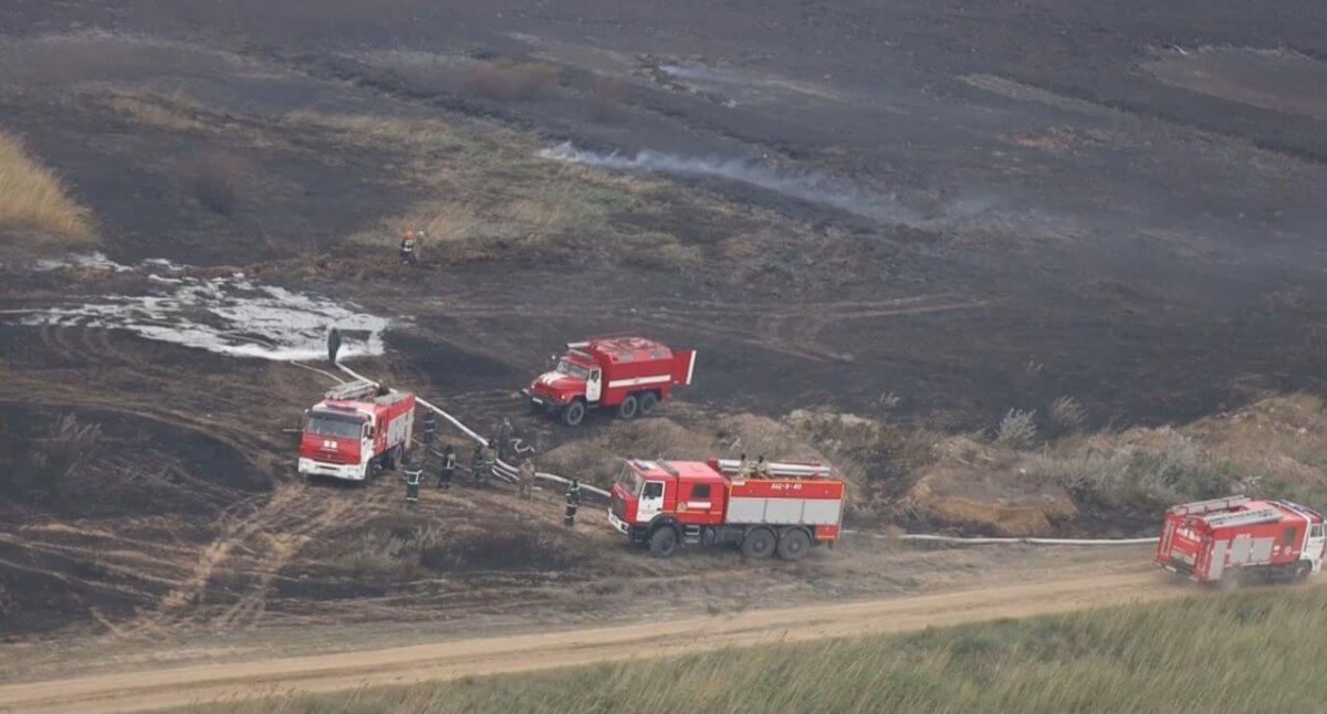 Третьи сутки тушат сухостой в Астане