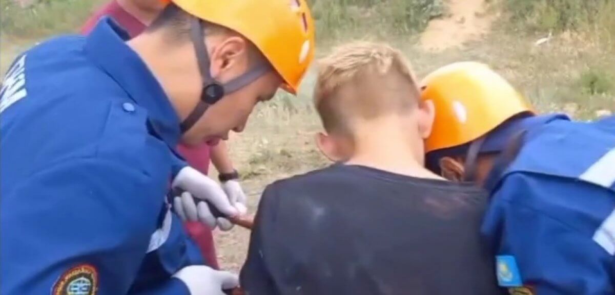 Мальчик насквозь проткнул руку арматурой в ЗКО (ВИДЕО)