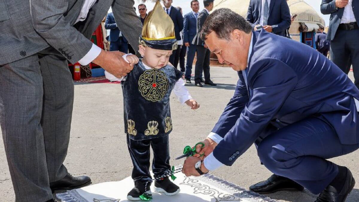 Алихан Смаилов провел обряд разрезания пут мальчику в Мангистау