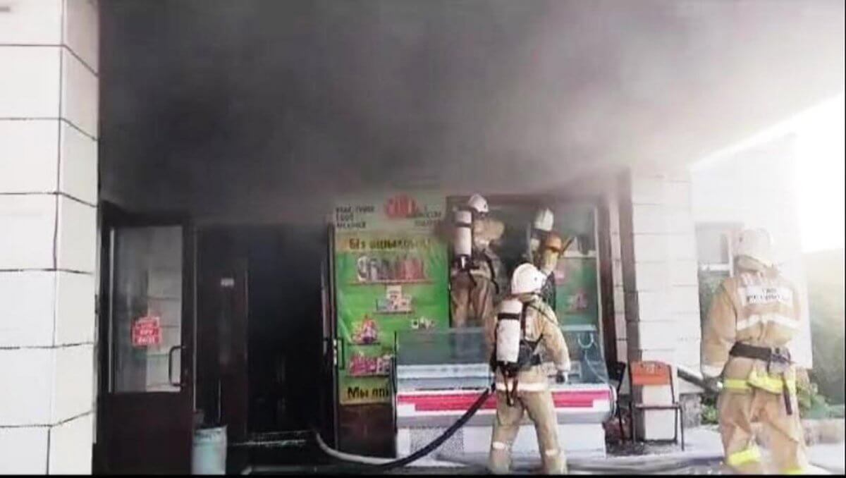 30 человек эвакуировали из магазина при пожаре в Усть-Каменогорске