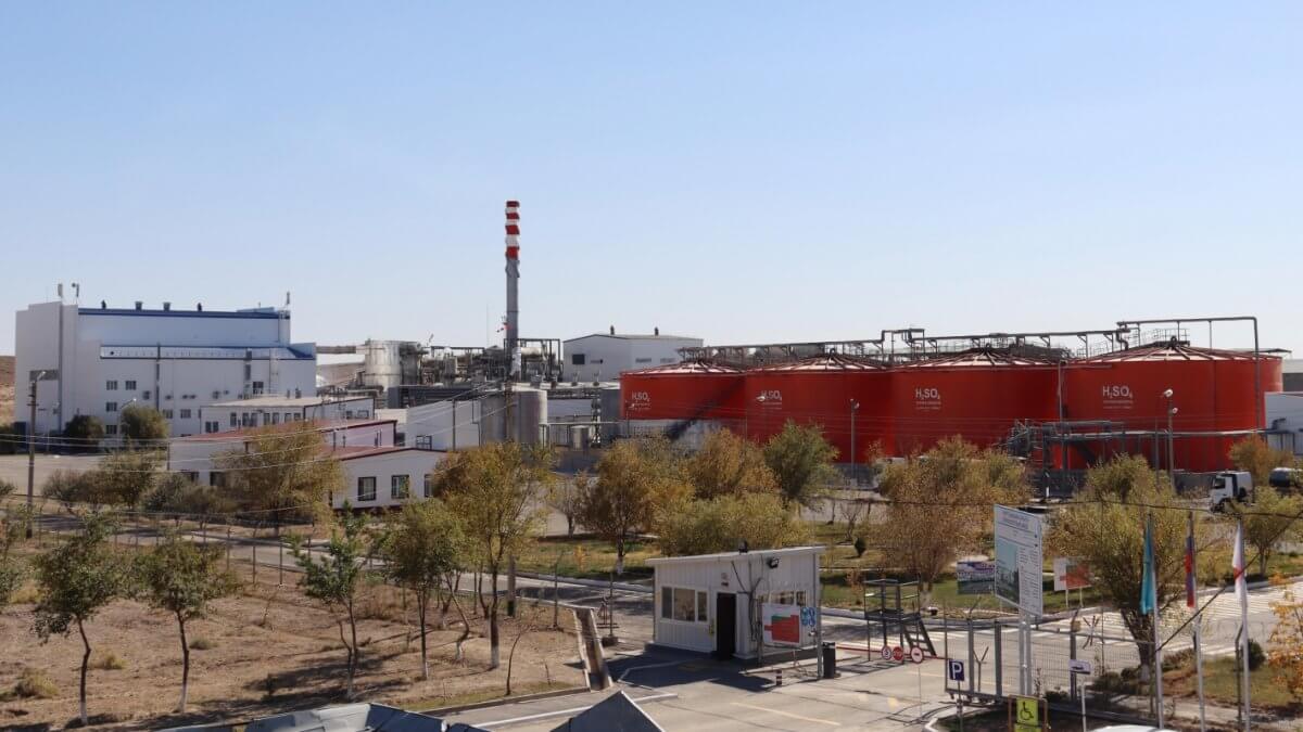 Выброс серной кислоты произошел на заводе в Кызылординской области