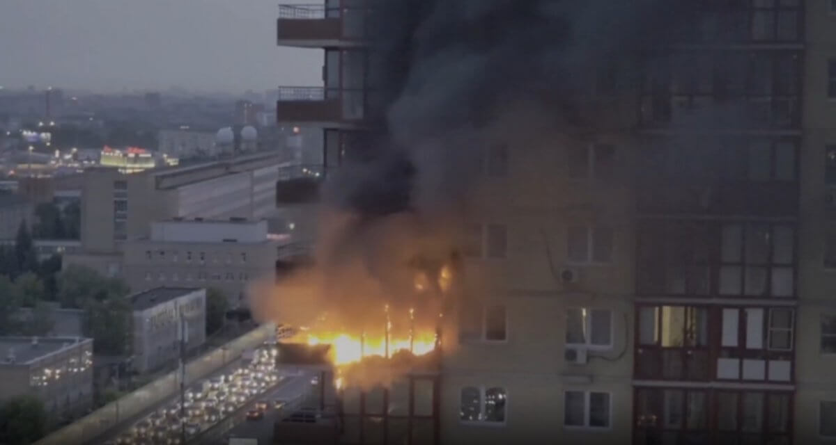 Пожарный упал с 14 этажа в Подмосковье (ВИДЕО)