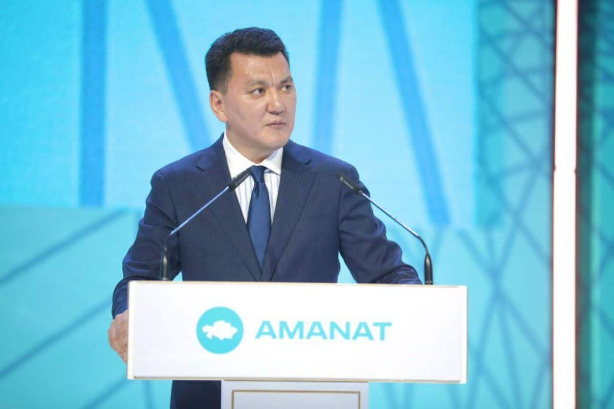 При решении общенациональных задач не стоит делиться на партии и идеологии – Ерлан Карин