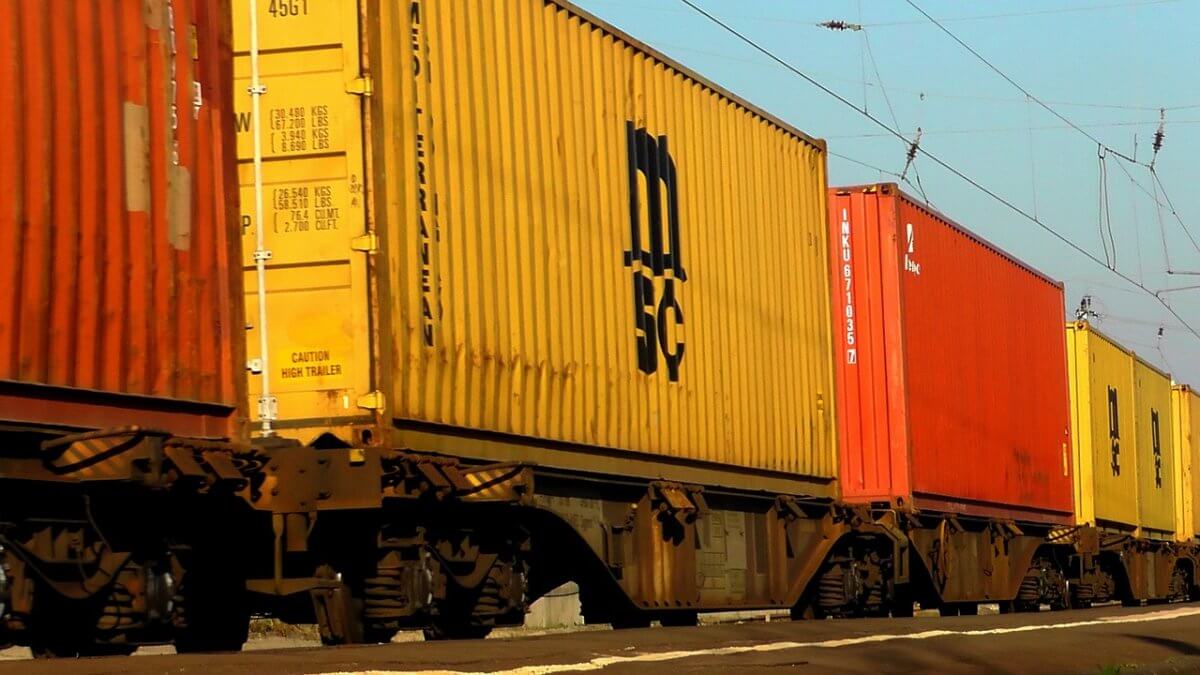 Крупную партию контрабандных сигарет обнаружили в поезде в Жамбылской области