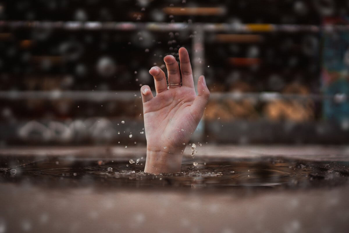 30-летнего мужчину спасли из воды актюбинские спасатели