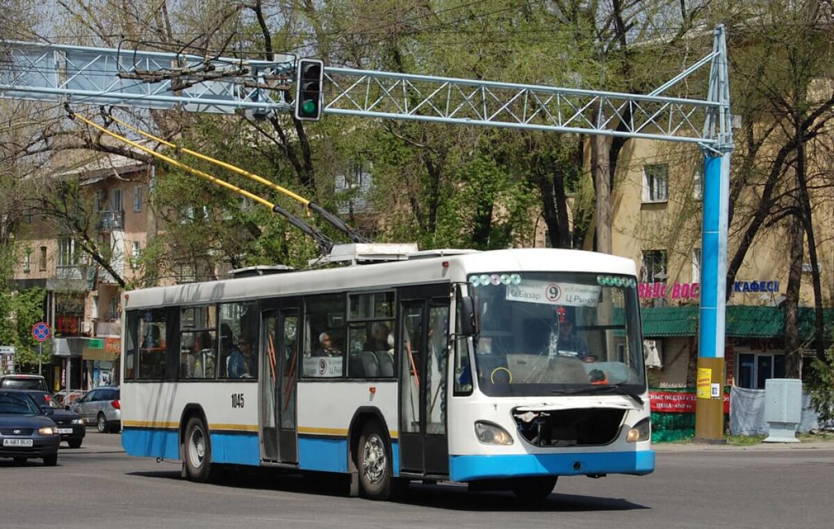 Из-за провала на дороге изменены маршруты троллейбусов в Алматы