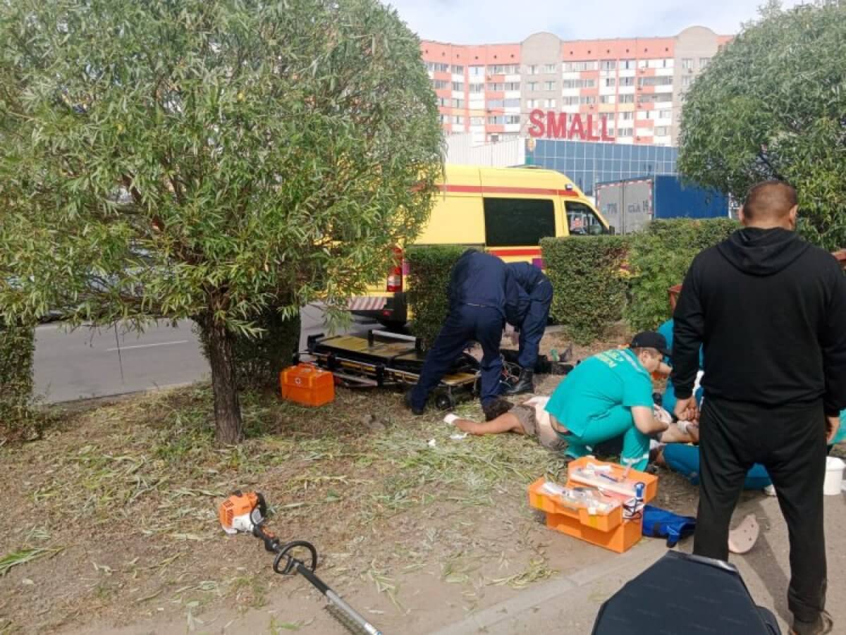 Рабочих ударило током на упавшем подъемнике в Павлодаре