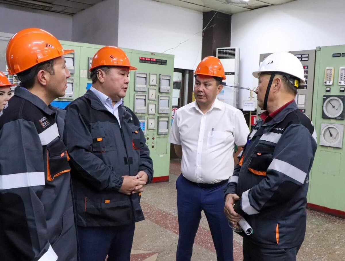 Депутат проверил подготовку к отопительному сезону в Шымкенте