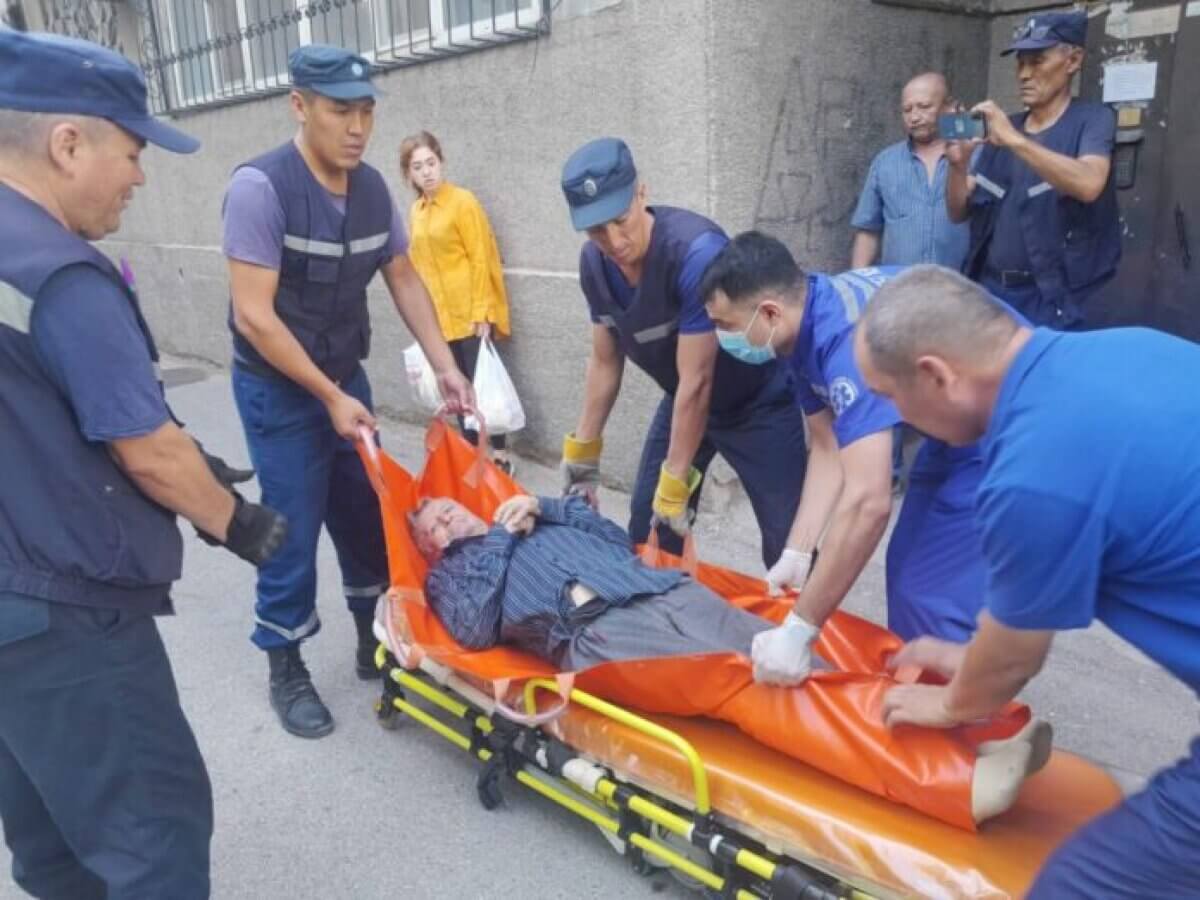 Пенсионер оказался взаперти в собственной квартире в Шымкенте