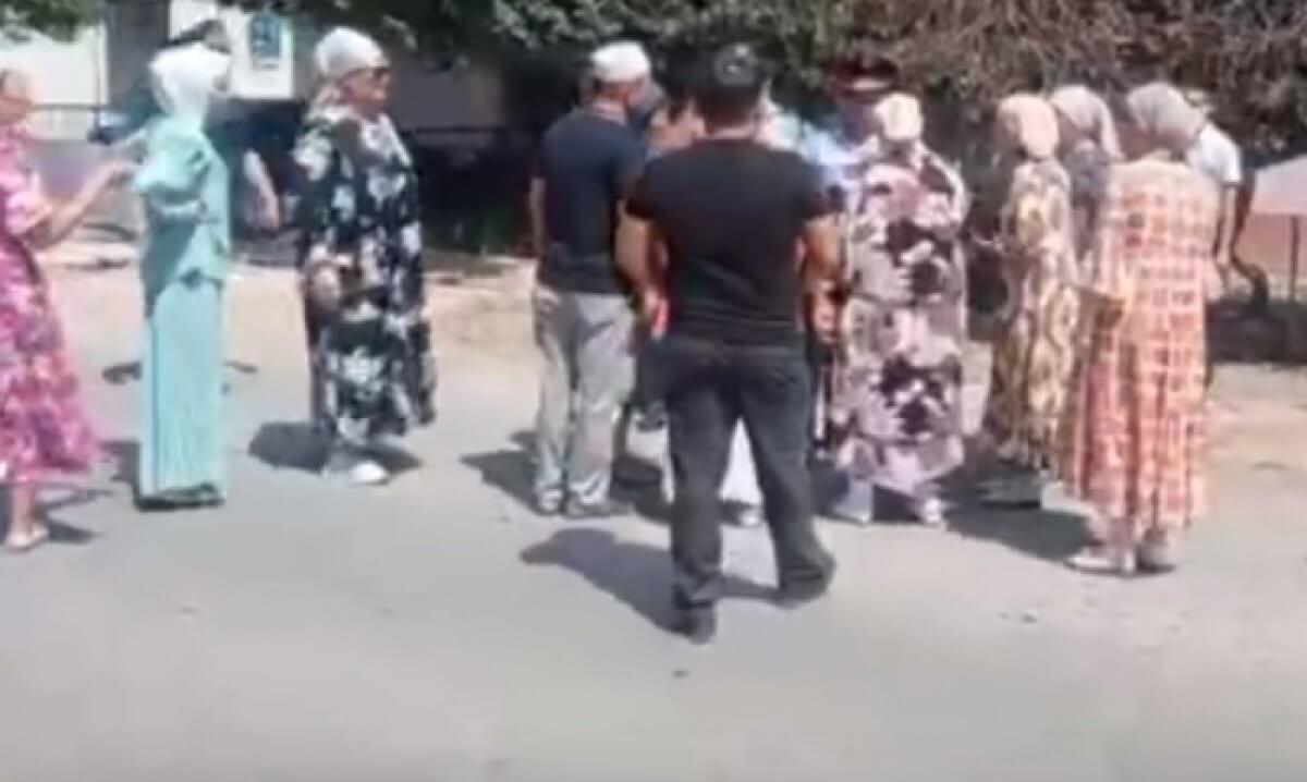 Убийство девочки в Сарыагаше: сельчане направились с требованиями в акимат