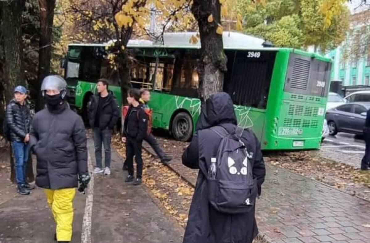 Столкновение двух автобусов в Алматы: виновнику вынесли приговор