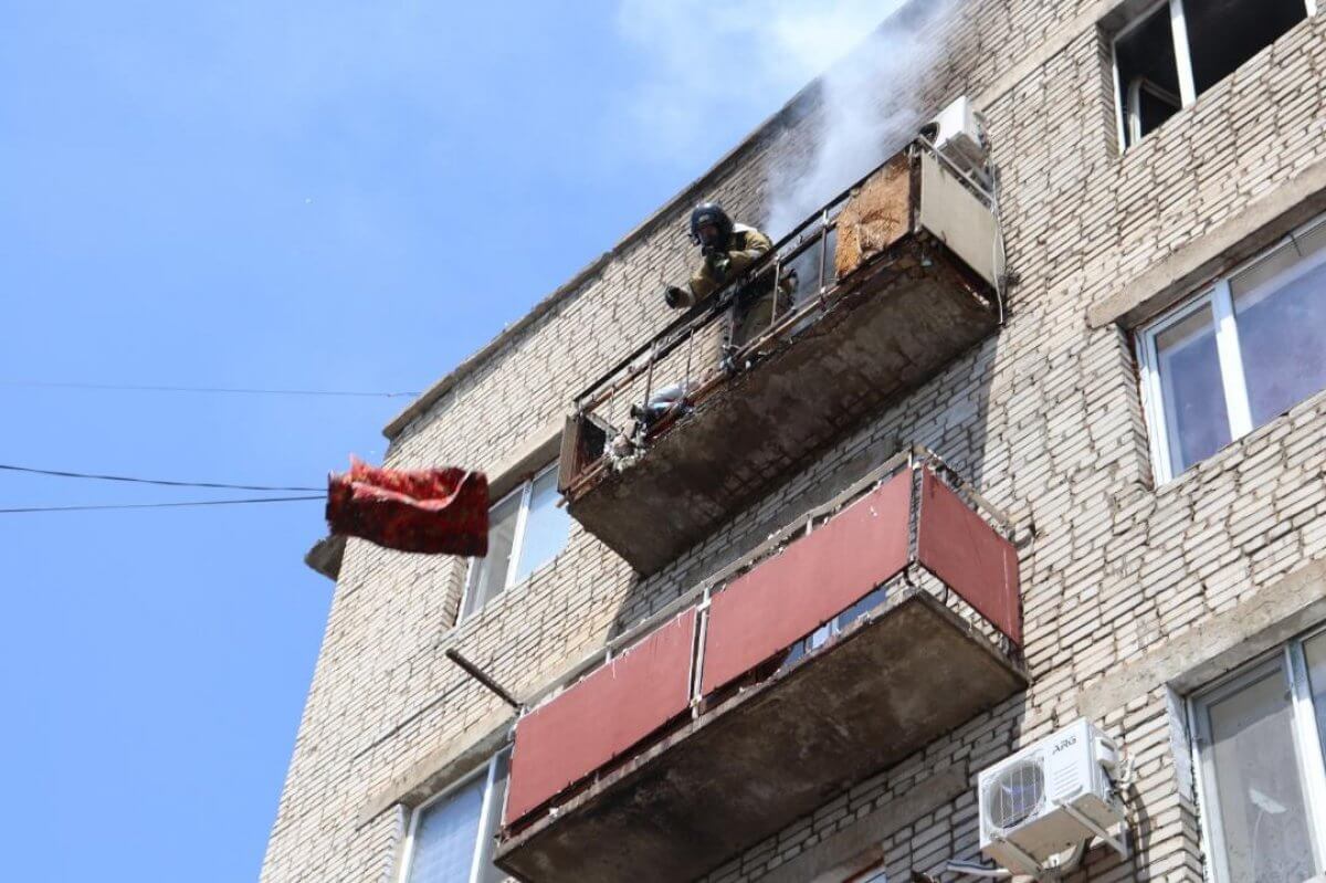 Пожарные эвакуировали 50 человек из горящего дома в Таразе