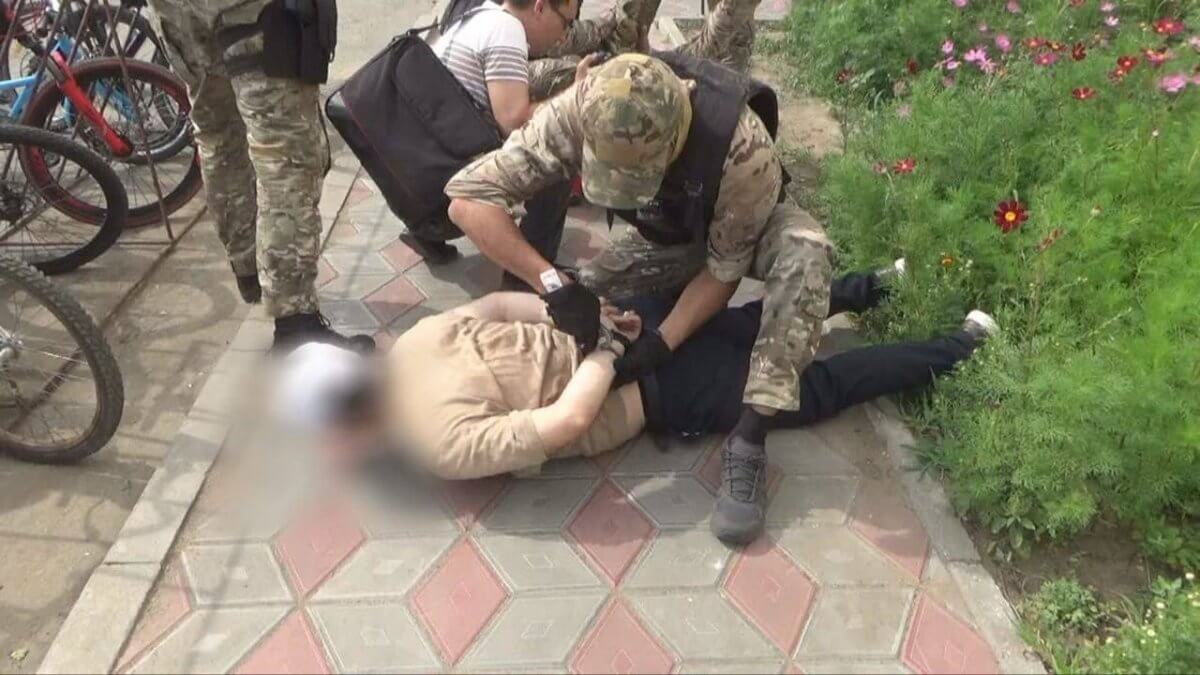Сбили полицейского, шантажировали: у жительницы Аксу выманили более 22 млн