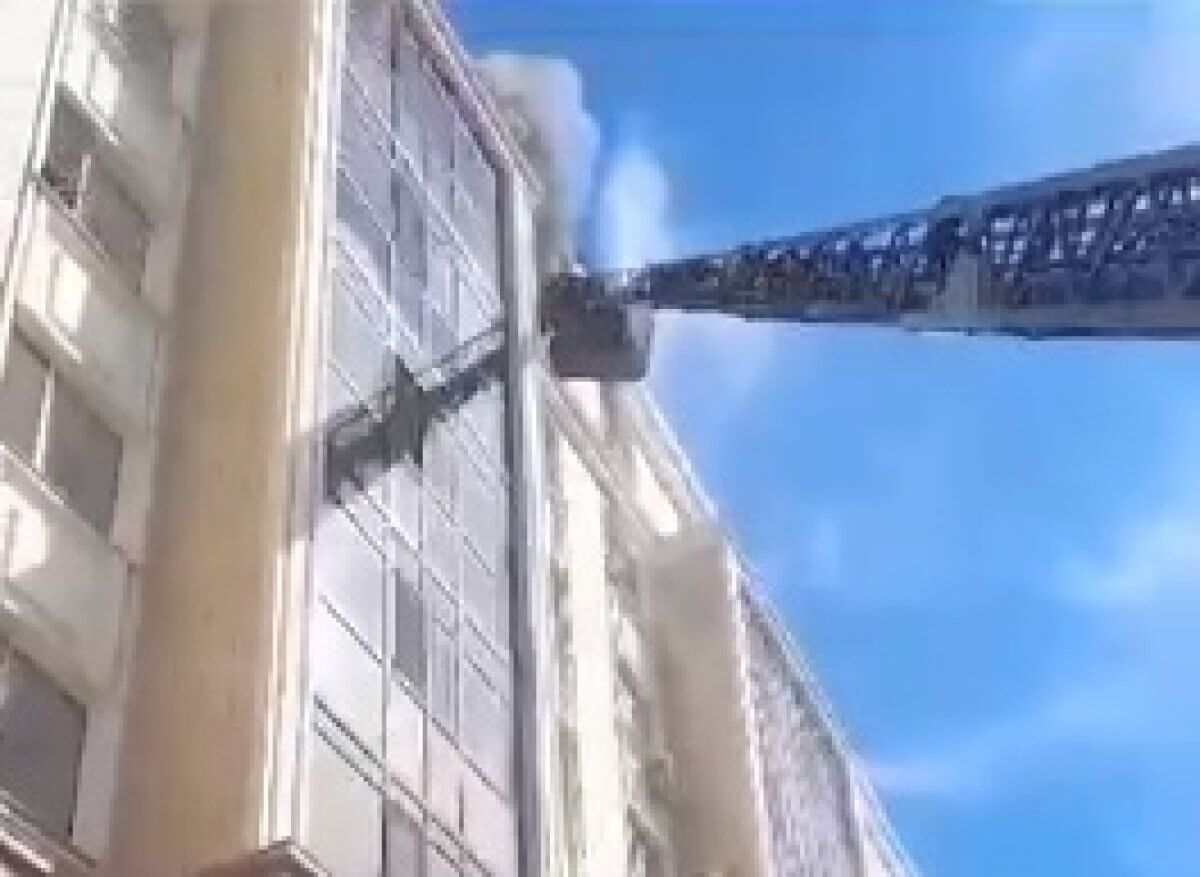 Из горящей квартиры спасли мужчину пожарные в Астане (ВИДЕО)