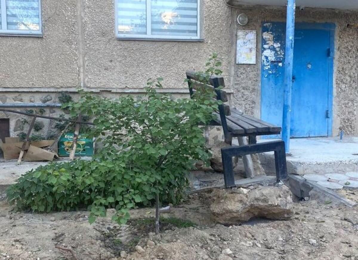 Как после бомбежки: из-за замены трубы в руинах остался двор в Актау