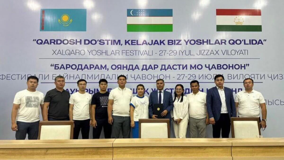 Казахстанские чиновники сфотографировались под искаженным флагом своей страны в Узбекистане