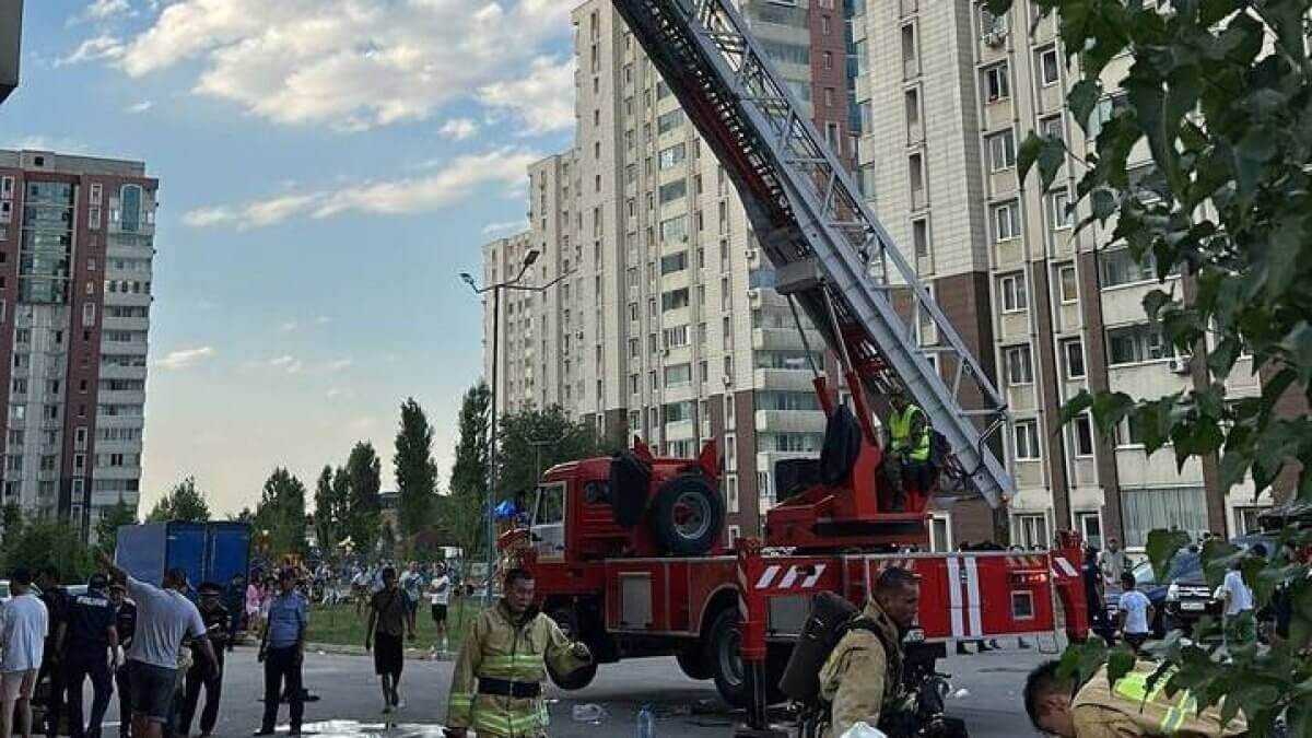 Жителям горевшего ЖК "Аккент" помогут восстановить квартиры в Алматы