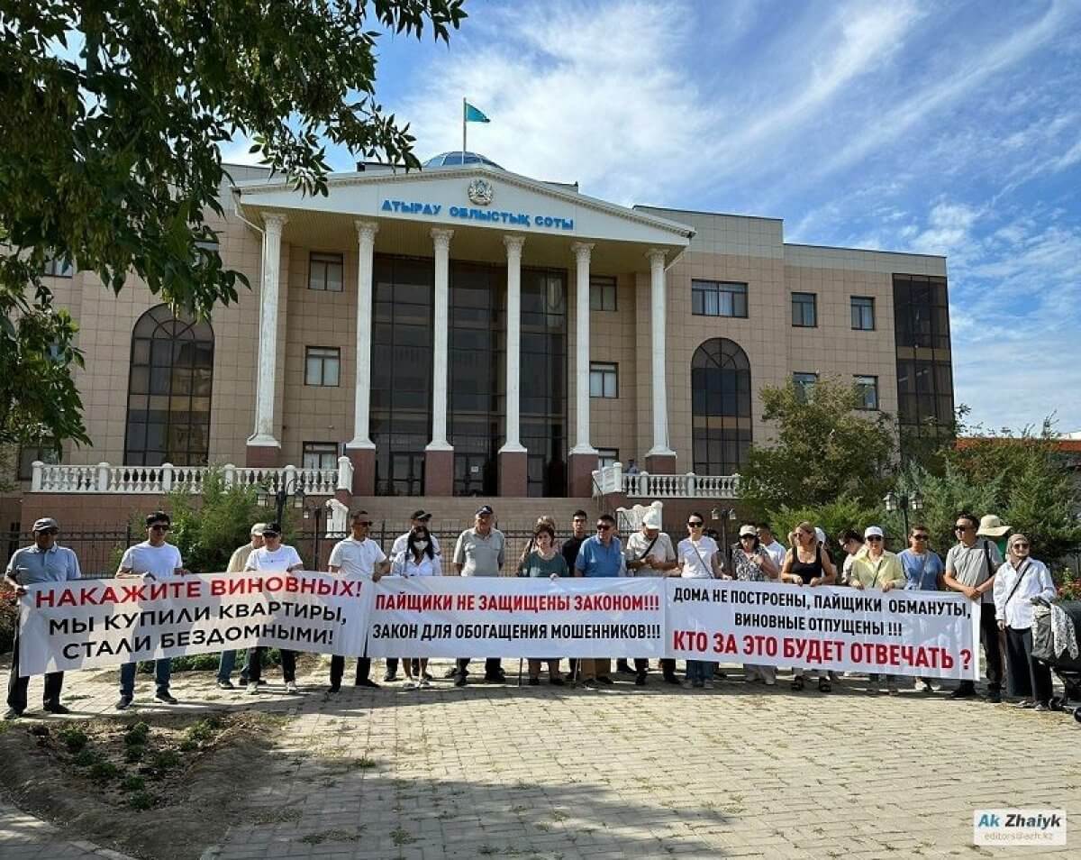 40 дольщиков недостроенных ЖК выступили с требованиями в Атырау