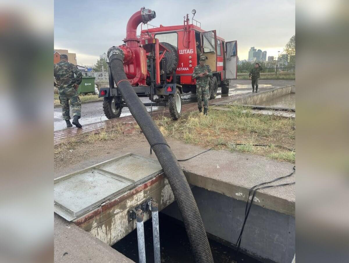 Свыше 900 кубометров воды откачали столичные спасатели