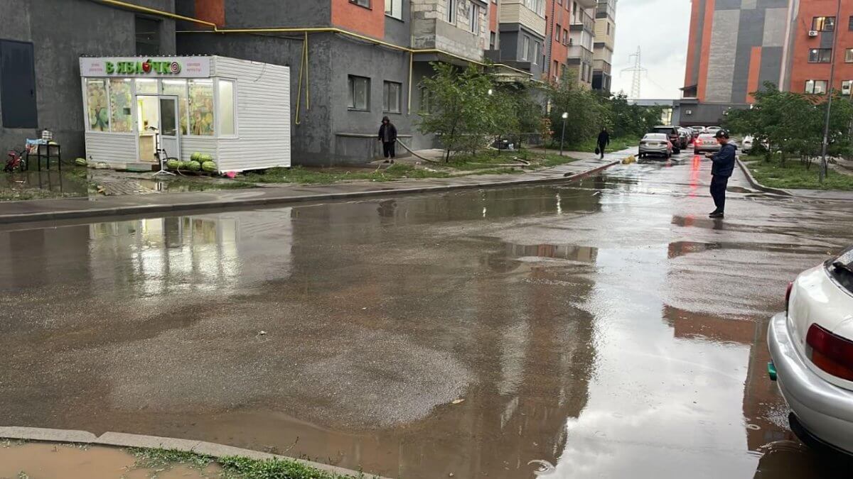 Улицы Алматы подтопило проливным дождем