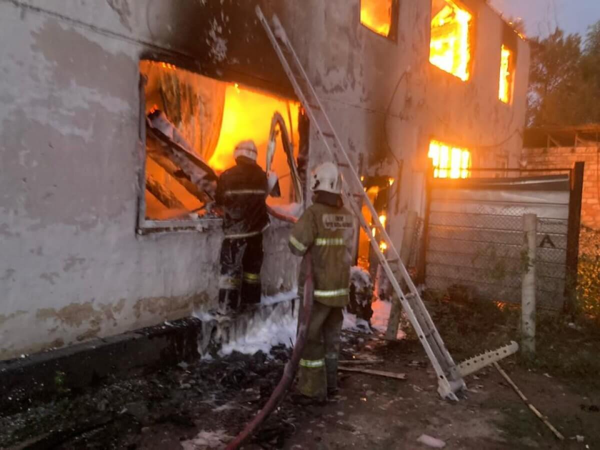 Трагедия чуть не произошла из-за позднего сообщения о пожаре в Конаеве