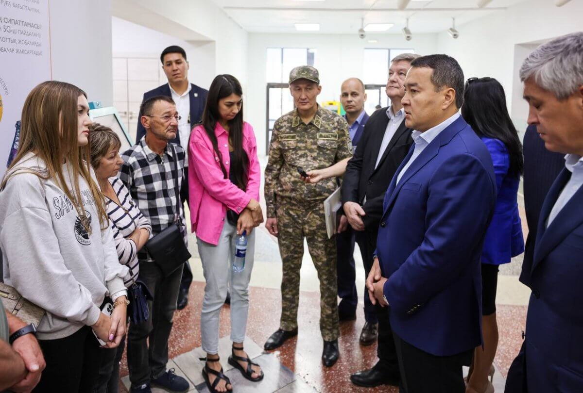 Алихан Смаилов встретился с семьями погибших на шахте "Казахстанская" горняков