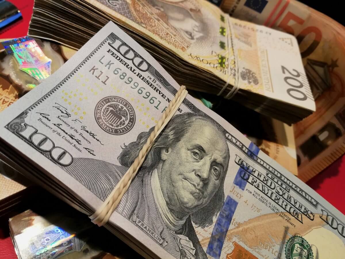 Доллар сильно подешевел после выходных на торгах в Казахстане