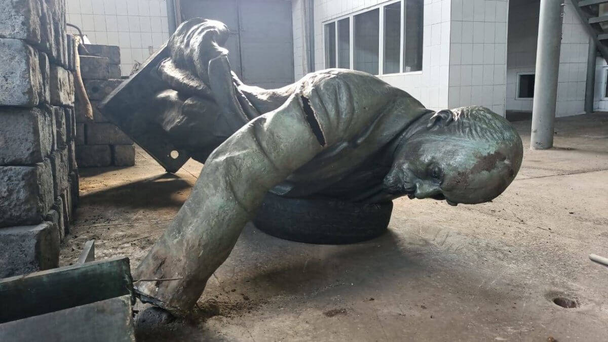Памятник Ленину уронили в Алтае: эксперты рассказали о повреждениях