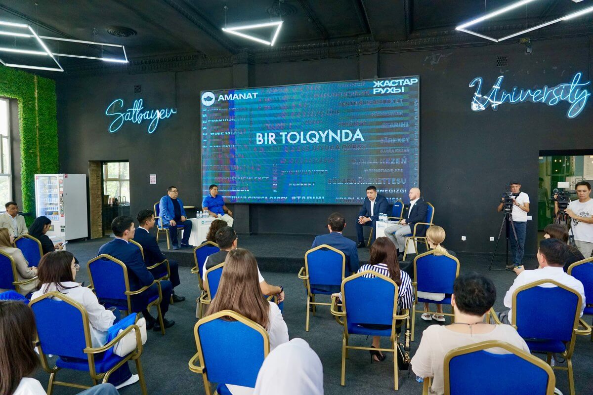 Мажилисмены прибыли в Алматы с рабочей поездкой