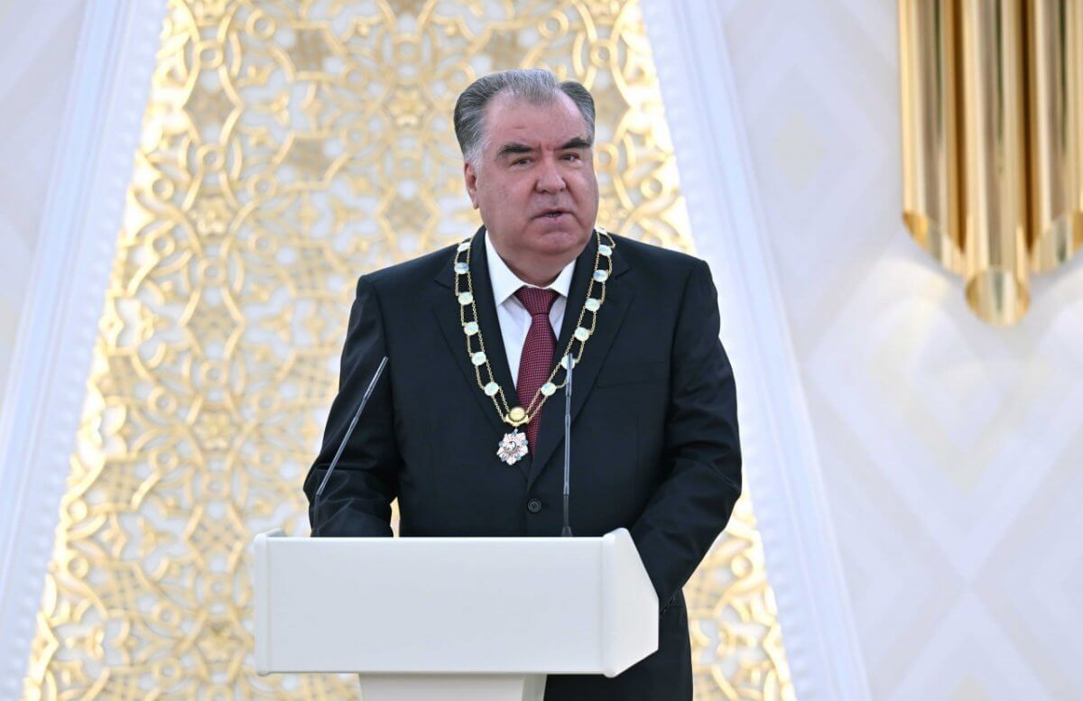 С кем приедет Эмомали Рахмон в Казахстан?